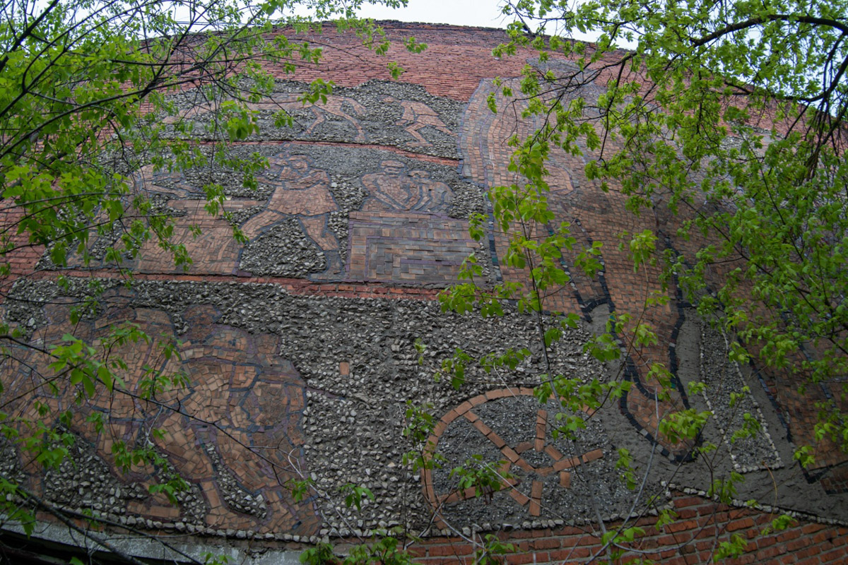 ВТЗ являлся одним из знаковых предприятий региона, а легендарный «Владимирец» был известен во всем мире. Сейчас это дела минувших лет, которые, к счастью, не спешат забывать. Каким был завод (а точнее, то, что от него осталось) пять лет назад, мы вспоминаем, листая кадры из архива местного фотографа Ивана Матвеева.