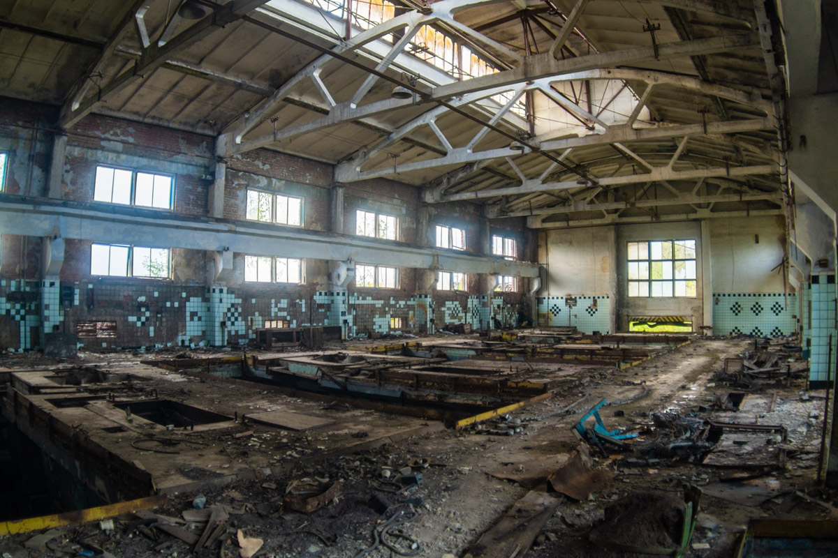 ВТЗ являлся одним из знаковых предприятий региона, а легендарный «Владимирец» был известен во всем мире. Сейчас это дела минувших лет, которые, к счастью, не спешат забывать. Каким был завод (а точнее, то, что от него осталось) пять лет назад, мы вспоминаем, листая кадры из архива местного фотографа Ивана Матвеева.