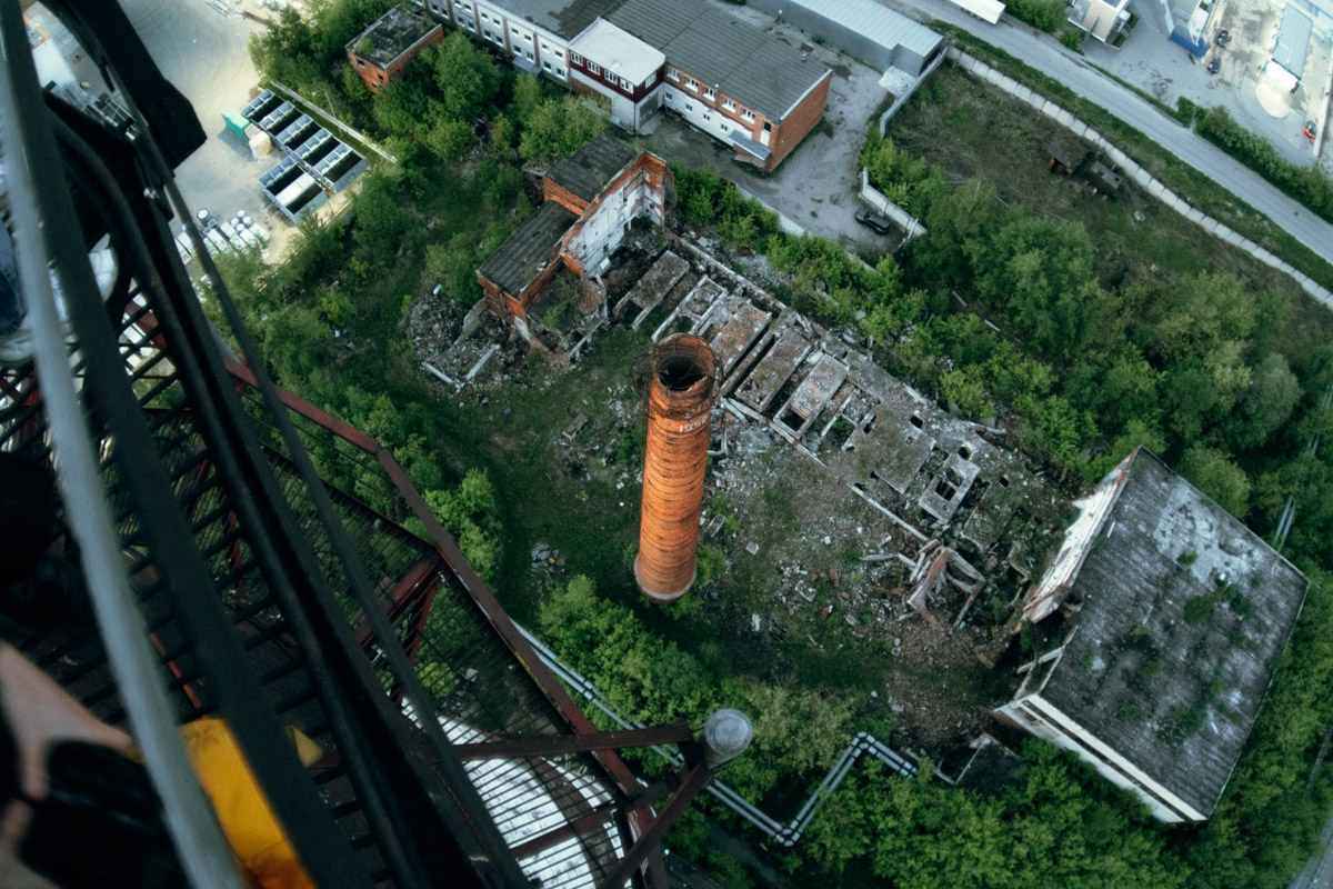 ВТЗ являлся одним из знаковых предприятий региона, а легендарный «Владимирец» был известен во всем мире. Сейчас это дела минувших лет, которые, к счастью, не спешат забывать. Каким был завод (а точнее, то, что от него осталось) пять лет назад, мы вспоминаем, листая кадры из архива местного фотографа Ивана Матвеева.