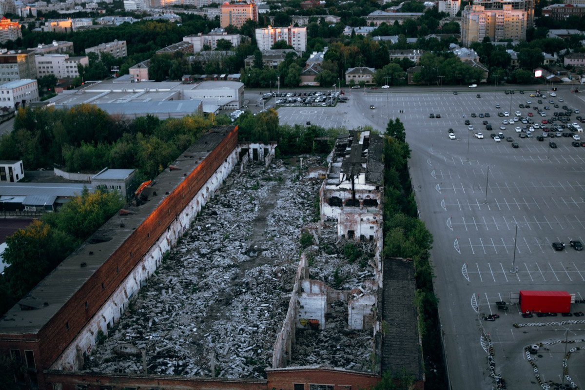 ВТЗ являлся одним из знаковых предприятий региона, а легендарный «Владимирец» был известен во всем мире. Сейчас это дела минувших лет, которые, к счастью, не спешат забывать. Каким был завод (а точнее, то, что от него осталось) пять лет назад, мы вспоминаем, листая кадры из архива местного фотографа Ивана Матвеева.