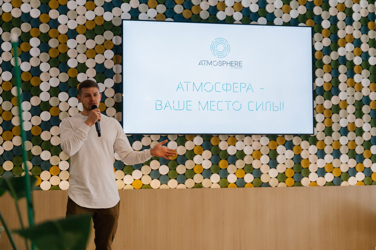 Совсем скоро в фитнес-центре «Атмосфера» в четвертый раз состоится спортивный фестиваль для всех желающих! 12 октября взрослых резидентов и гостей клуба ждут занятия, встречи с экспертами, а юных посетителей — активные игры и развлечения! Что еще интересного подготовила команда единомышленников и как попасть на ивент? Рассказываем!