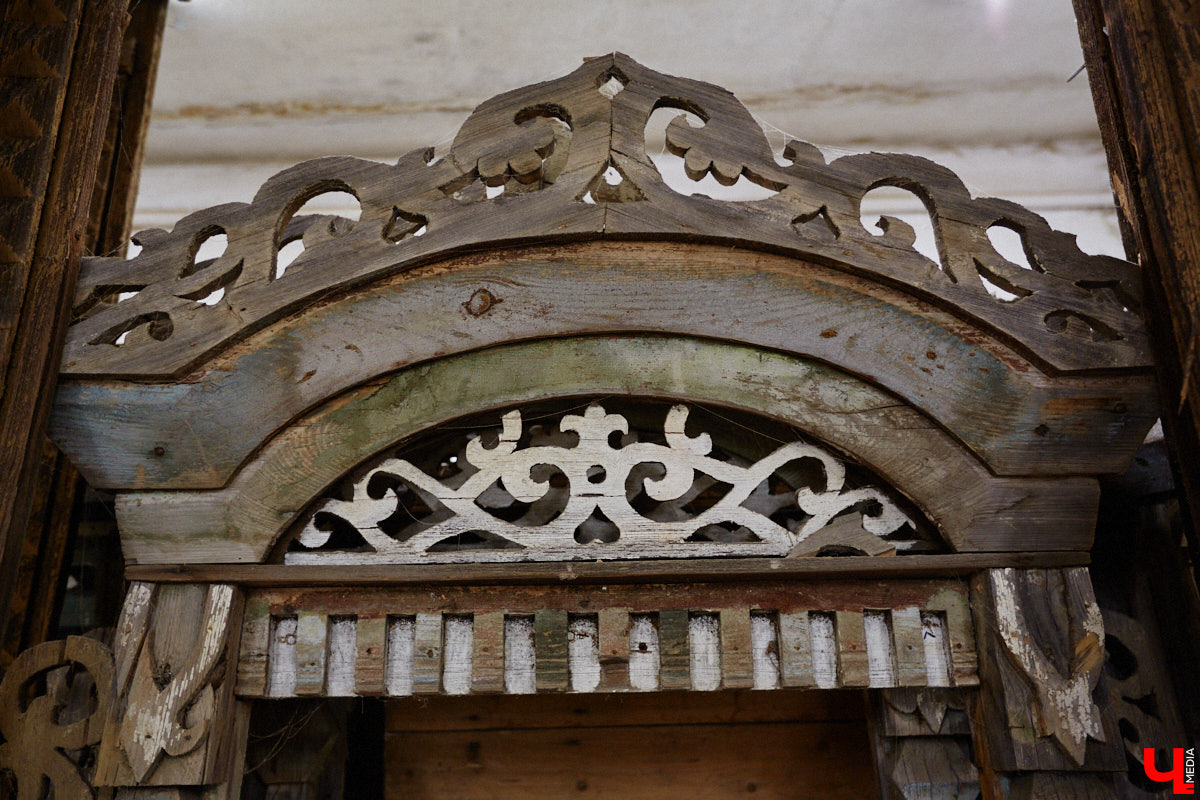 Реставраторы и мастера из местной артели оживляют деревянный раритет с 2023 года. Причем они не только возвращают ему прежний вид и утерянные функции, но также собирают из осколков прошлого, например частей заборов или наличников, авторские изделия. «Ключ-Медиа» навестил их обитель с массой интересных вещиц, сохранивших дух времени.