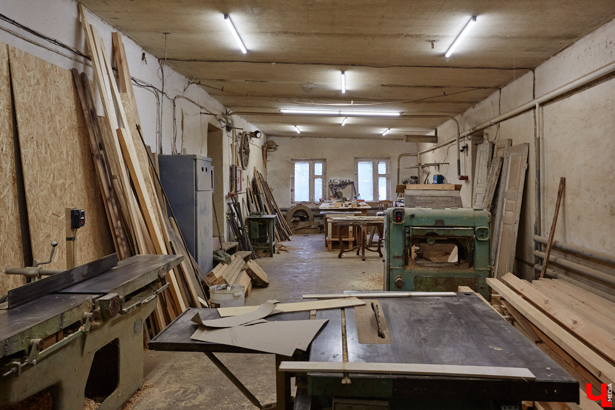 Реставраторы и мастера из местной артели оживляют деревянный раритет с 2023 года. Причем они не только возвращают ему прежний вид и утерянные функции, но также собирают из осколков прошлого, например частей заборов или наличников, авторские изделия. «Ключ-Медиа» навестил их обитель с массой интересных вещиц, сохранивших дух времени.