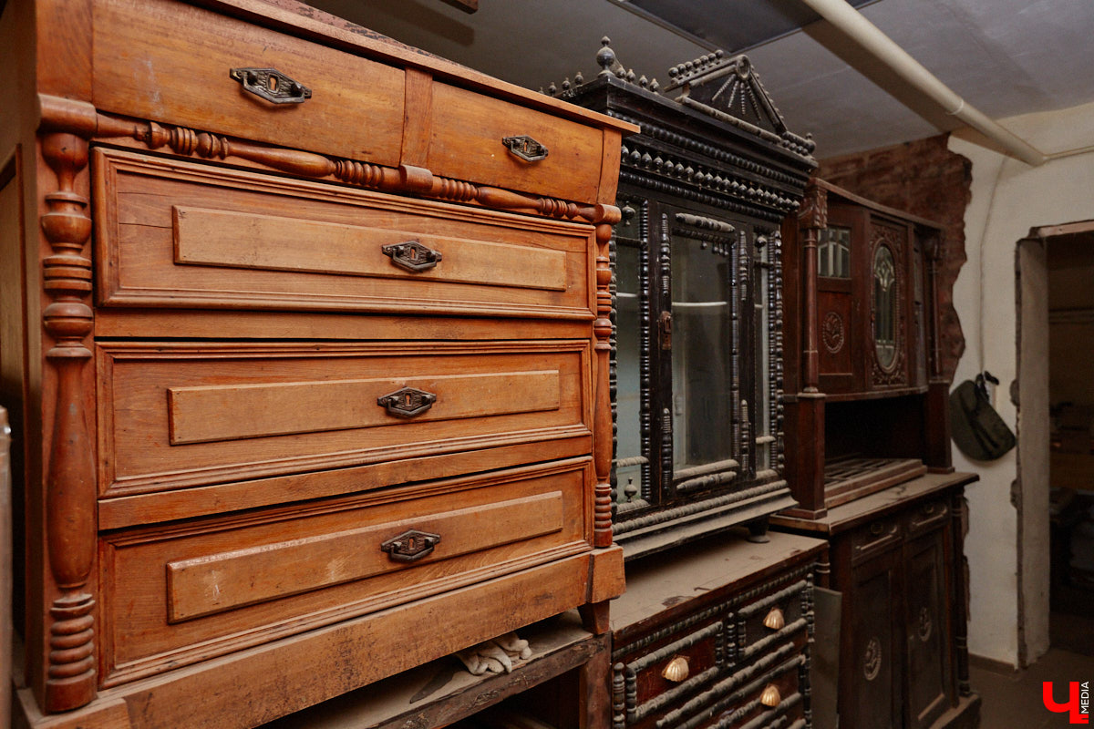 Реставраторы и мастера из местной артели оживляют деревянный раритет с 2023 года. Причем они не только возвращают ему прежний вид и утерянные функции, но также собирают из осколков прошлого, например частей заборов или наличников, авторские изделия. «Ключ-Медиа» навестил их обитель с массой интересных вещиц, сохранивших дух времени.