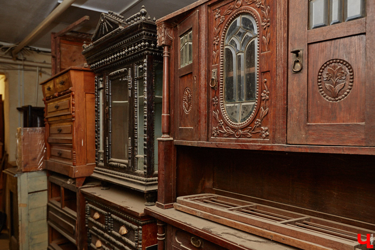 Реставраторы и мастера из местной артели оживляют деревянный раритет с 2023 года. Причем они не только возвращают ему прежний вид и утерянные функции, но также собирают из осколков прошлого, например частей заборов или наличников, авторские изделия. «Ключ-Медиа» навестил их обитель с массой интересных вещиц, сохранивших дух времени.