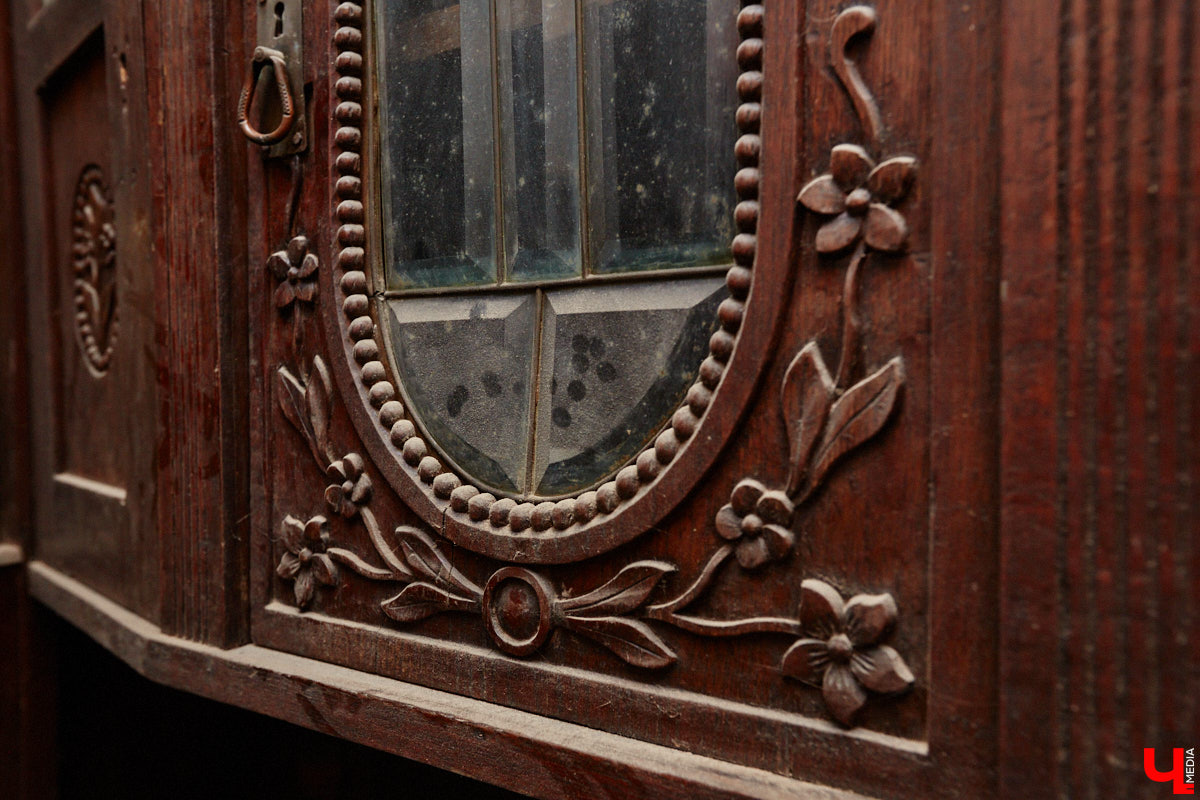 Реставраторы и мастера из местной артели оживляют деревянный раритет с 2023 года. Причем они не только возвращают ему прежний вид и утерянные функции, но также собирают из осколков прошлого, например частей заборов или наличников, авторские изделия. «Ключ-Медиа» навестил их обитель с массой интересных вещиц, сохранивших дух времени.