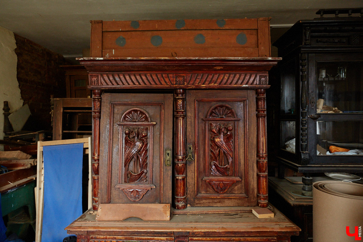 Реставраторы и мастера из местной артели оживляют деревянный раритет с 2023 года. Причем они не только возвращают ему прежний вид и утерянные функции, но также собирают из осколков прошлого, например частей заборов или наличников, авторские изделия. «Ключ-Медиа» навестил их обитель с массой интересных вещиц, сохранивших дух времени.