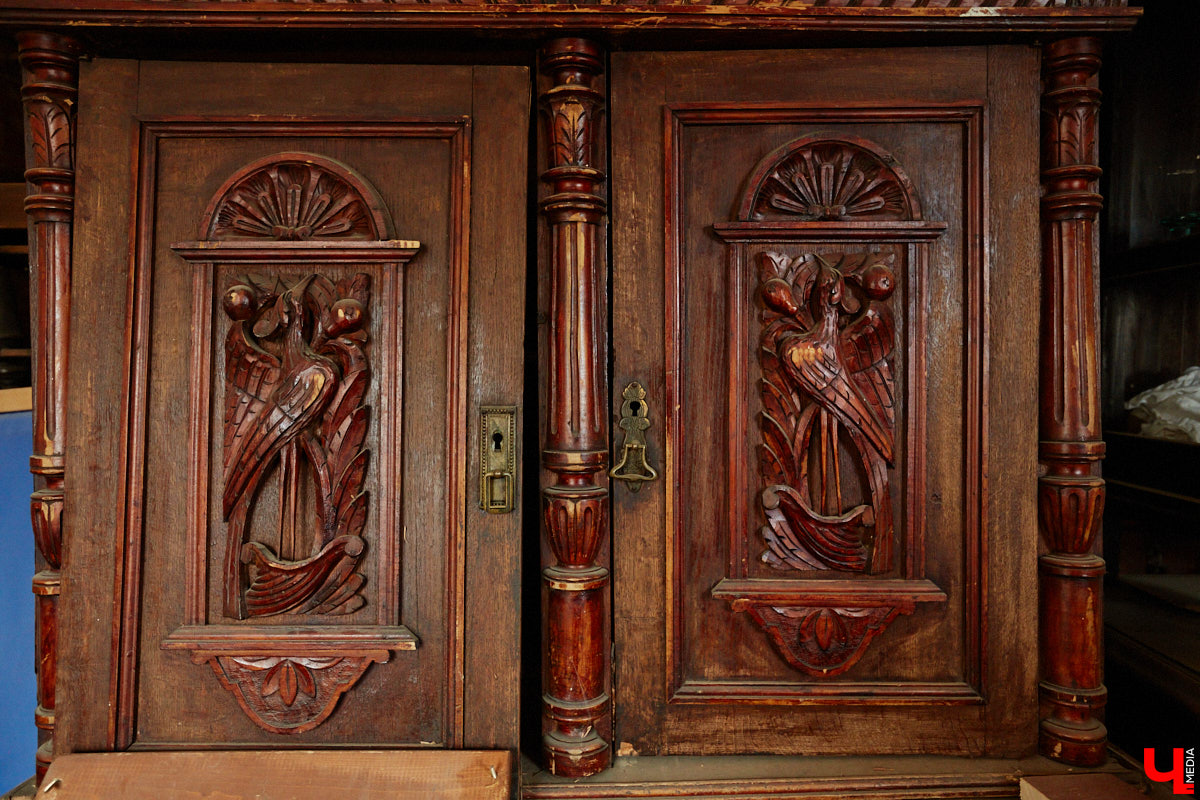 Реставраторы и мастера из местной артели оживляют деревянный раритет с 2023 года. Причем они не только возвращают ему прежний вид и утерянные функции, но также собирают из осколков прошлого, например частей заборов или наличников, авторские изделия. «Ключ-Медиа» навестил их обитель с массой интересных вещиц, сохранивших дух времени.