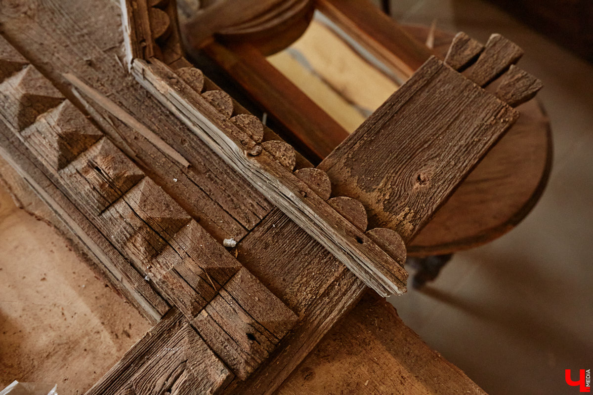 Реставраторы и мастера из местной артели оживляют деревянный раритет с 2023 года. Причем они не только возвращают ему прежний вид и утерянные функции, но также собирают из осколков прошлого, например частей заборов или наличников, авторские изделия. «Ключ-Медиа» навестил их обитель с массой интересных вещиц, сохранивших дух времени.