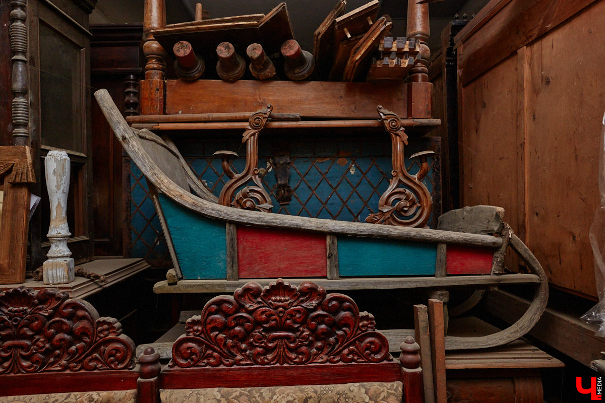 Реставраторы и мастера из местной артели оживляют деревянный раритет с 2023 года. Причем они не только возвращают ему прежний вид и утерянные функции, но также собирают из осколков прошлого, например частей заборов или наличников, авторские изделия. «Ключ-Медиа» навестил их обитель с массой интересных вещиц, сохранивших дух времени.