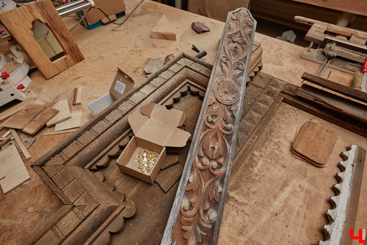 Реставраторы и мастера из местной артели оживляют деревянный раритет с 2023 года. Причем они не только возвращают ему прежний вид и утерянные функции, но также собирают из осколков прошлого, например частей заборов или наличников, авторские изделия. «Ключ-Медиа» навестил их обитель с массой интересных вещиц, сохранивших дух времени.