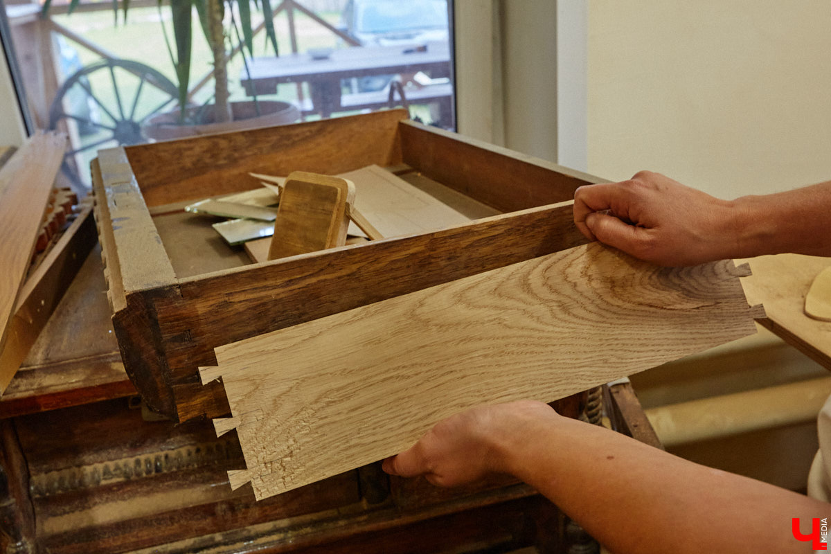 Реставраторы и мастера из местной артели оживляют деревянный раритет с 2023 года. Причем они не только возвращают ему прежний вид и утерянные функции, но также собирают из осколков прошлого, например частей заборов или наличников, авторские изделия. «Ключ-Медиа» навестил их обитель с массой интересных вещиц, сохранивших дух времени.