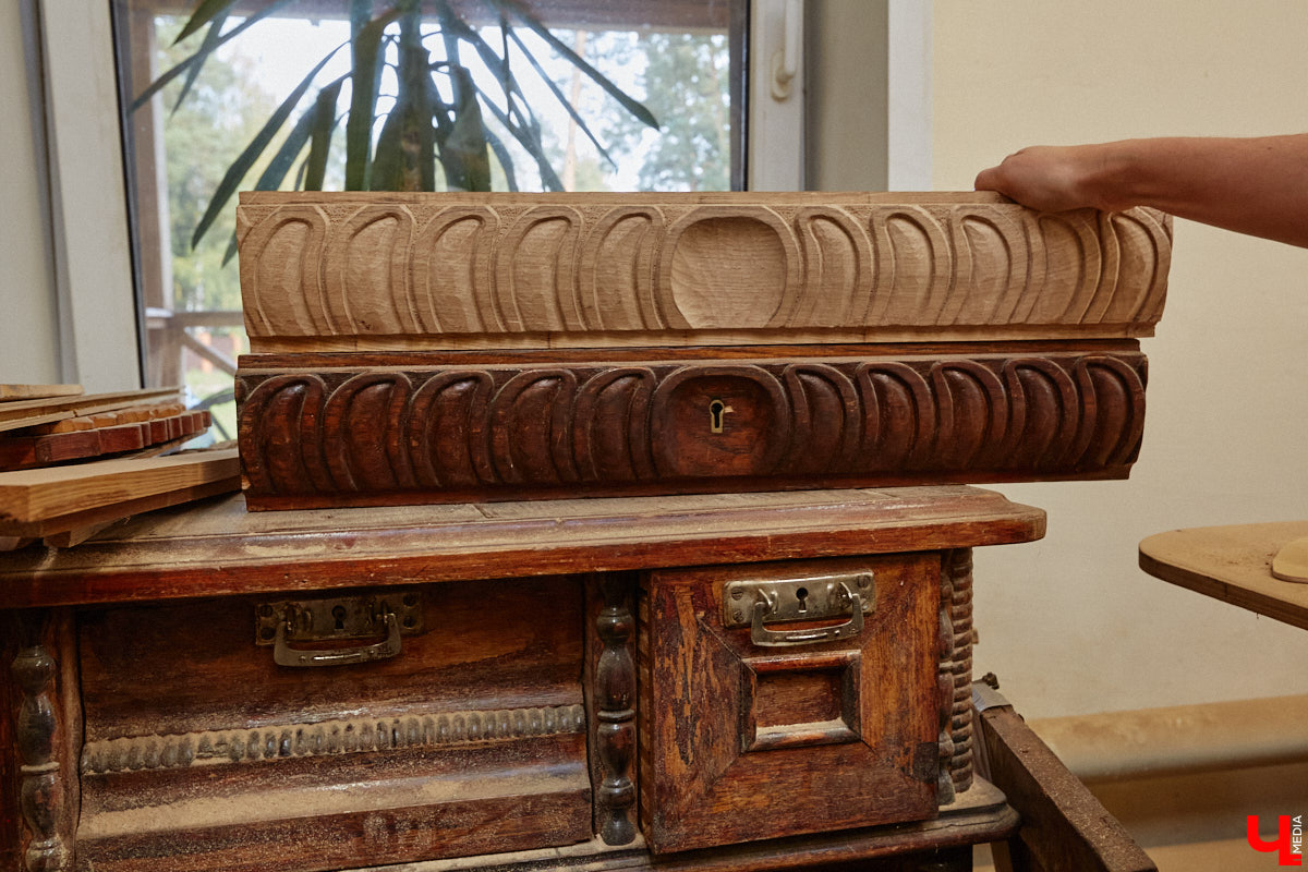 Реставраторы и мастера из местной артели оживляют деревянный раритет с 2023 года. Причем они не только возвращают ему прежний вид и утерянные функции, но также собирают из осколков прошлого, например частей заборов или наличников, авторские изделия. «Ключ-Медиа» навестил их обитель с массой интересных вещиц, сохранивших дух времени.