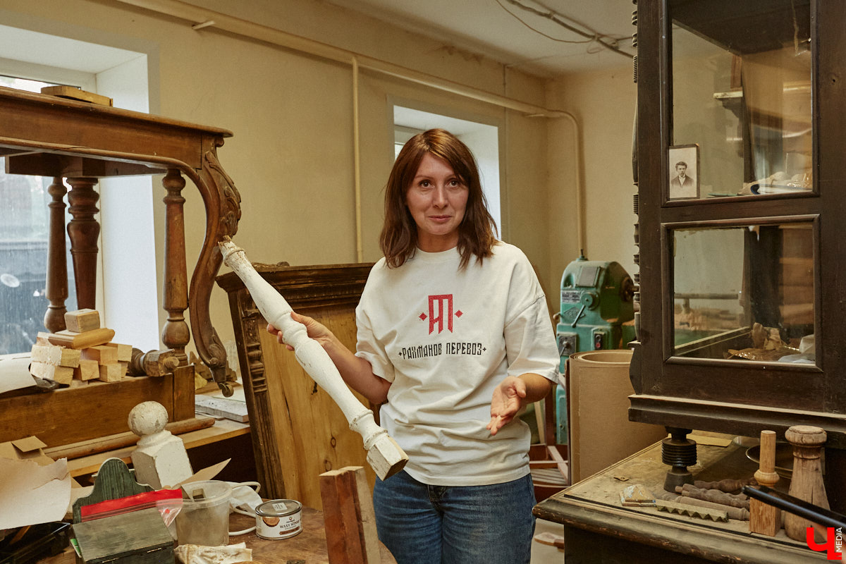 Реставраторы и мастера из местной артели оживляют деревянный раритет с 2023 года. Причем они не только возвращают ему прежний вид и утерянные функции, но также собирают из осколков прошлого, например частей заборов или наличников, авторские изделия. «Ключ-Медиа» навестил их обитель с массой интересных вещиц, сохранивших дух времени.