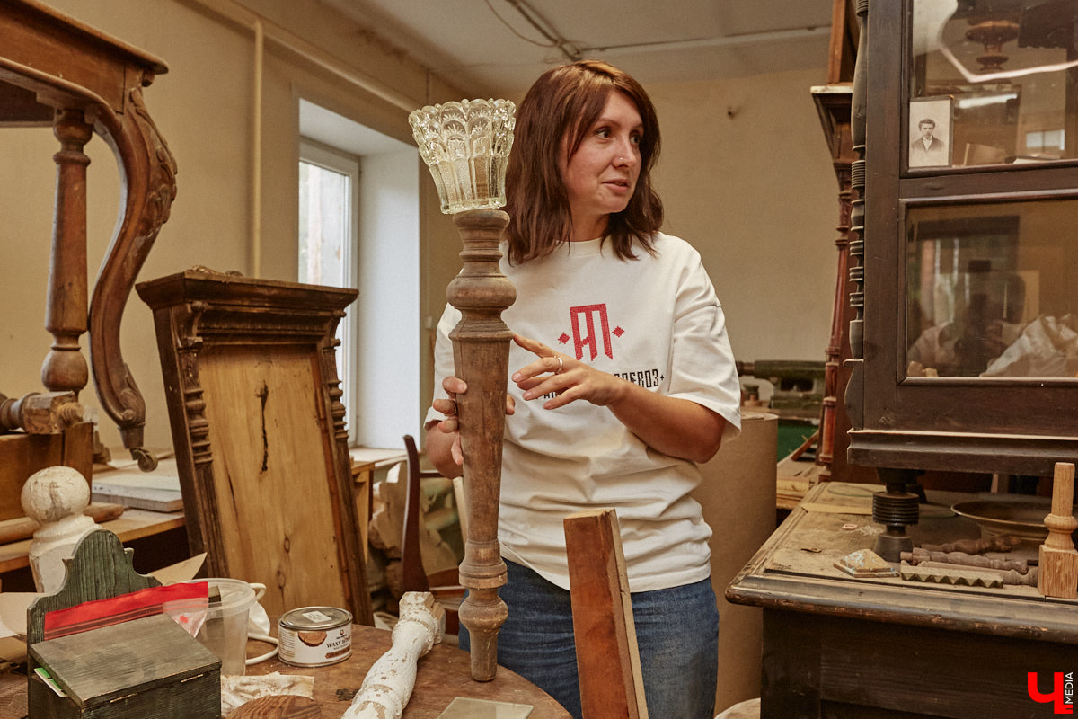 Реставраторы и мастера из местной артели оживляют деревянный раритет с 2023 года. Причем они не только возвращают ему прежний вид и утерянные функции, но также собирают из осколков прошлого, например частей заборов или наличников, авторские изделия. «Ключ-Медиа» навестил их обитель с массой интересных вещиц, сохранивших дух времени.