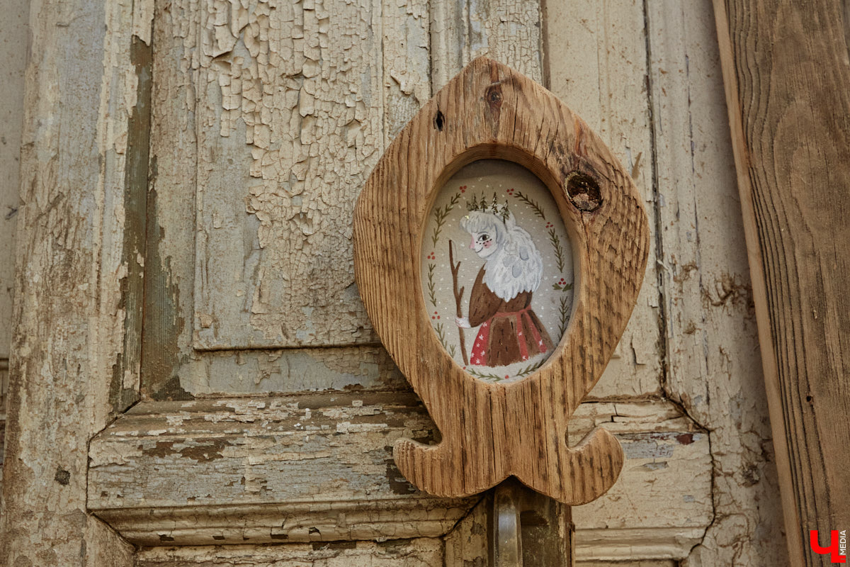 Реставраторы и мастера из местной артели оживляют деревянный раритет с 2023 года. Причем они не только возвращают ему прежний вид и утерянные функции, но также собирают из осколков прошлого, например частей заборов или наличников, авторские изделия. «Ключ-Медиа» навестил их обитель с массой интересных вещиц, сохранивших дух времени.