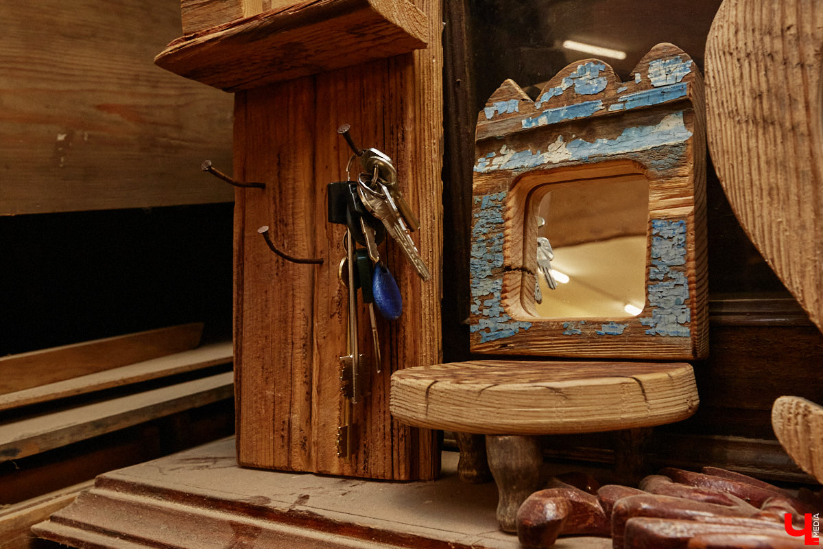 Реставраторы и мастера из местной артели оживляют деревянный раритет с 2023 года. Причем они не только возвращают ему прежний вид и утерянные функции, но также собирают из осколков прошлого, например частей заборов или наличников, авторские изделия. «Ключ-Медиа» навестил их обитель с массой интересных вещиц, сохранивших дух времени.