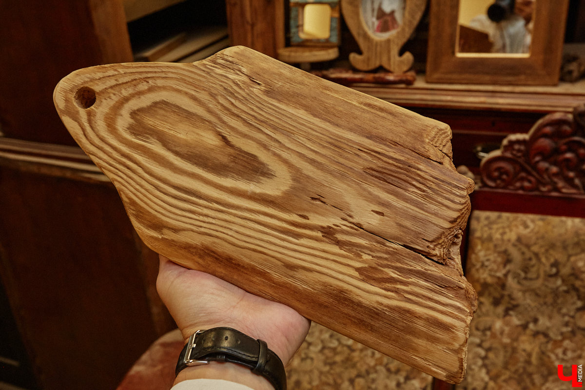 Реставраторы и мастера из местной артели оживляют деревянный раритет с 2023 года. Причем они не только возвращают ему прежний вид и утерянные функции, но также собирают из осколков прошлого, например частей заборов или наличников, авторские изделия. «Ключ-Медиа» навестил их обитель с массой интересных вещиц, сохранивших дух времени.