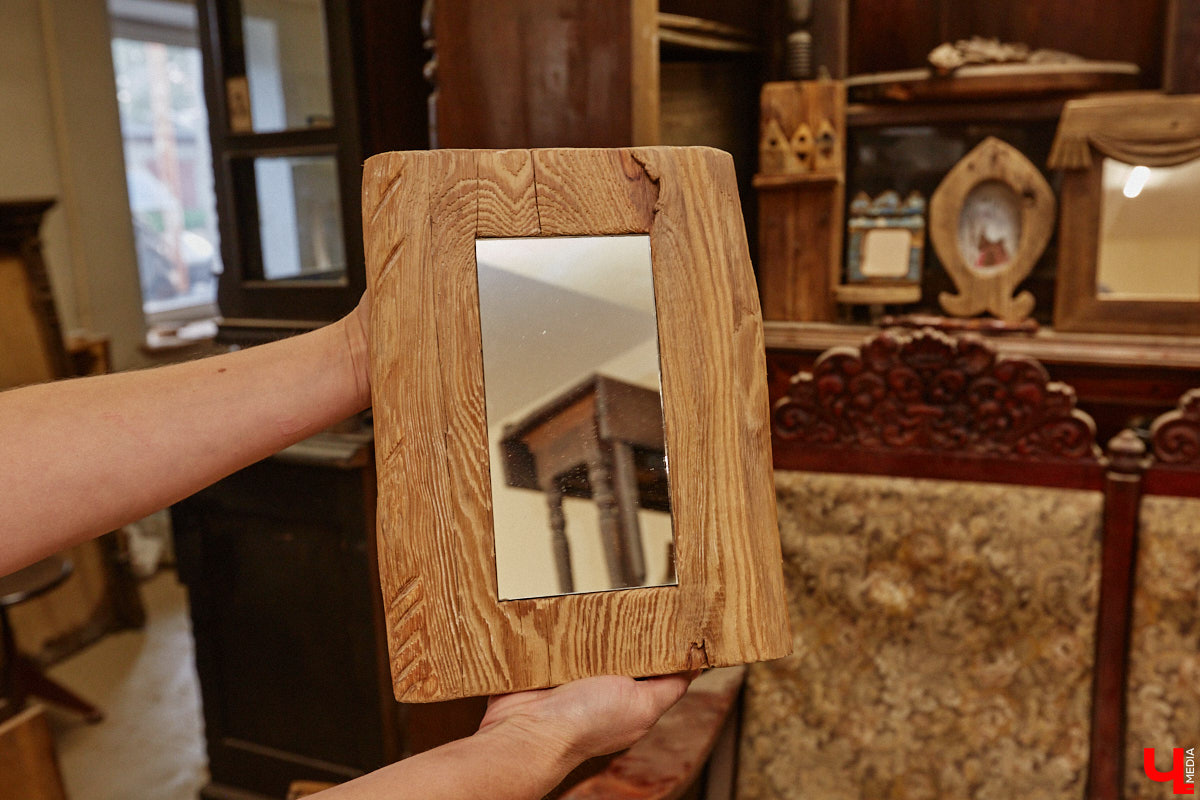 Реставраторы и мастера из местной артели оживляют деревянный раритет с 2023 года. Причем они не только возвращают ему прежний вид и утерянные функции, но также собирают из осколков прошлого, например частей заборов или наличников, авторские изделия. «Ключ-Медиа» навестил их обитель с массой интересных вещиц, сохранивших дух времени.