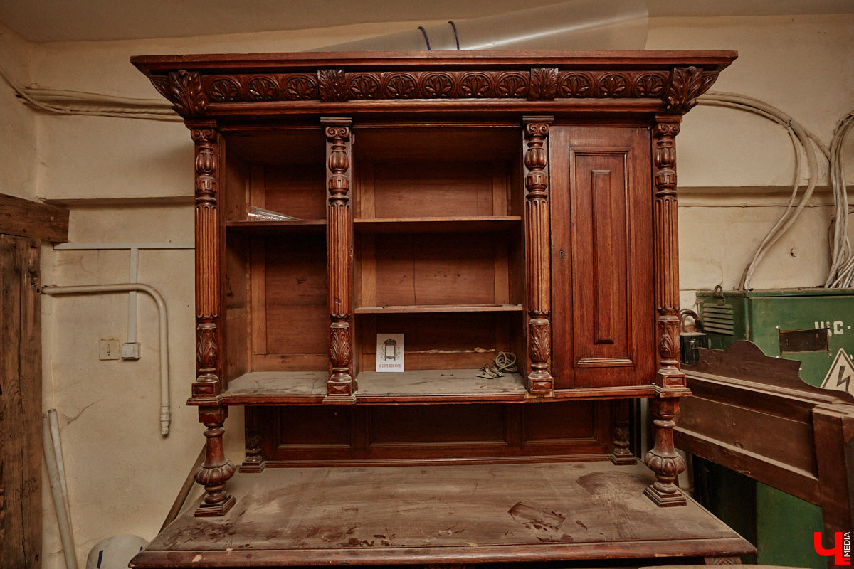 Реставраторы и мастера из местной артели оживляют деревянный раритет с 2023 года. Причем они не только возвращают ему прежний вид и утерянные функции, но также собирают из осколков прошлого, например частей заборов или наличников, авторские изделия. «Ключ-Медиа» навестил их обитель с массой интересных вещиц, сохранивших дух времени.