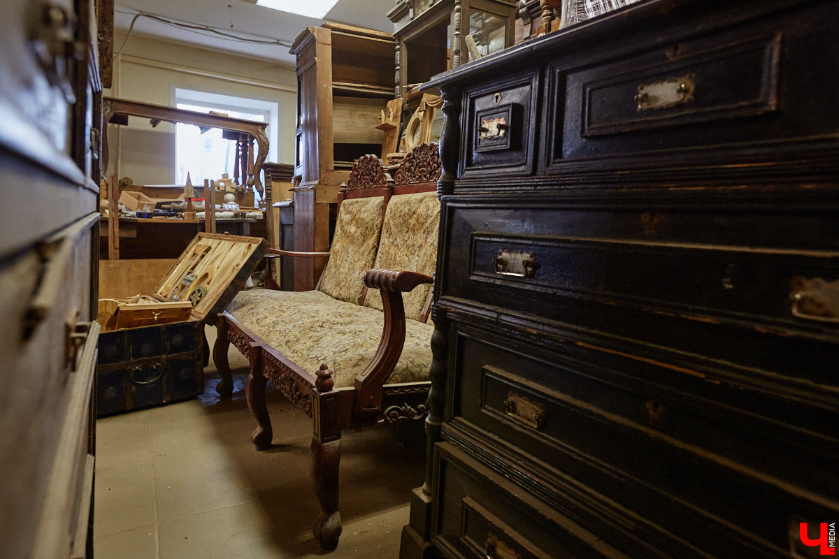 Реставраторы и мастера из местной артели оживляют деревянный раритет с 2023 года. Причем они не только возвращают ему прежний вид и утерянные функции, но также собирают из осколков прошлого, например частей заборов или наличников, авторские изделия. «Ключ-Медиа» навестил их обитель с массой интересных вещиц, сохранивших дух времени.