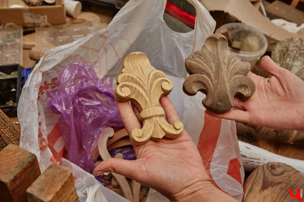 Реставраторы и мастера из местной артели оживляют деревянный раритет с 2023 года. Причем они не только возвращают ему прежний вид и утерянные функции, но также собирают из осколков прошлого, например частей заборов или наличников, авторские изделия. «Ключ-Медиа» навестил их обитель с массой интересных вещиц, сохранивших дух времени.