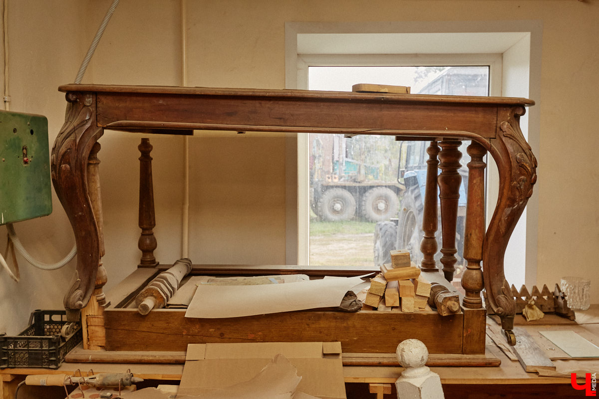 Реставраторы и мастера из местной артели оживляют деревянный раритет с 2023 года. Причем они не только возвращают ему прежний вид и утерянные функции, но также собирают из осколков прошлого, например частей заборов или наличников, авторские изделия. «Ключ-Медиа» навестил их обитель с массой интересных вещиц, сохранивших дух времени.