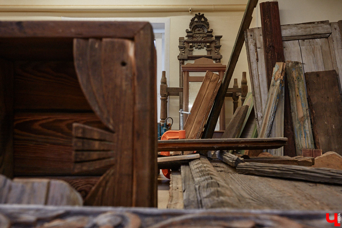 Реставраторы и мастера из местной артели оживляют деревянный раритет с 2023 года. Причем они не только возвращают ему прежний вид и утерянные функции, но также собирают из осколков прошлого, например частей заборов или наличников, авторские изделия. «Ключ-Медиа» навестил их обитель с массой интересных вещиц, сохранивших дух времени.