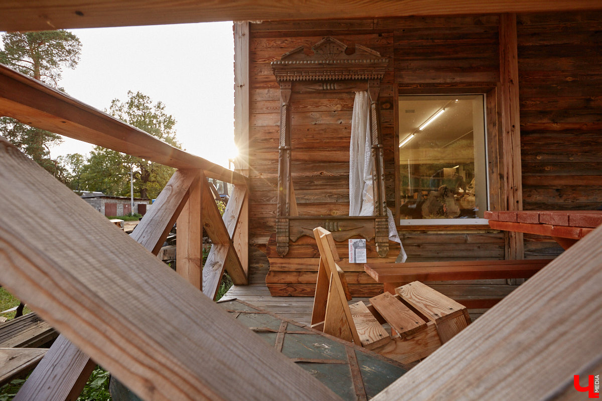 Реставраторы и мастера из местной артели оживляют деревянный раритет с 2023 года. Причем они не только возвращают ему прежний вид и утерянные функции, но также собирают из осколков прошлого, например частей заборов или наличников, авторские изделия. «Ключ-Медиа» навестил их обитель с массой интересных вещиц, сохранивших дух времени.