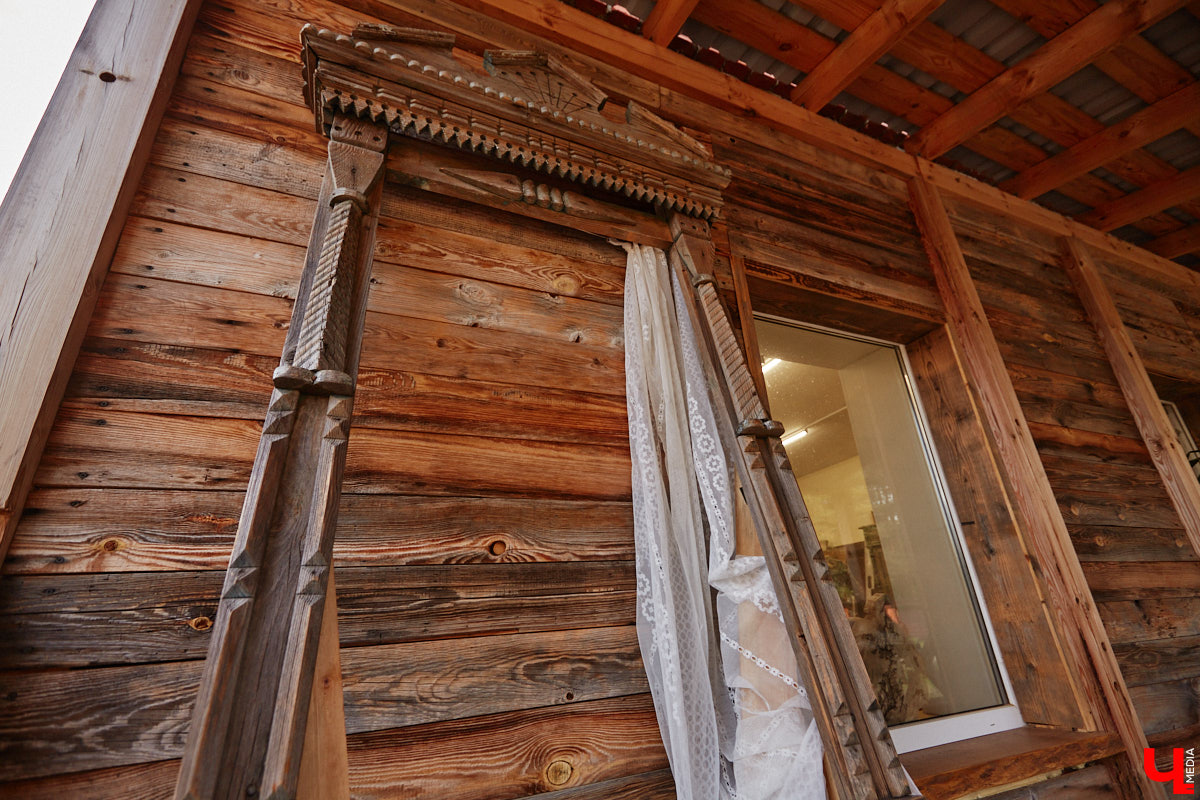 Реставраторы и мастера из местной артели оживляют деревянный раритет с 2023 года. Причем они не только возвращают ему прежний вид и утерянные функции, но также собирают из осколков прошлого, например частей заборов или наличников, авторские изделия. «Ключ-Медиа» навестил их обитель с массой интересных вещиц, сохранивших дух времени.