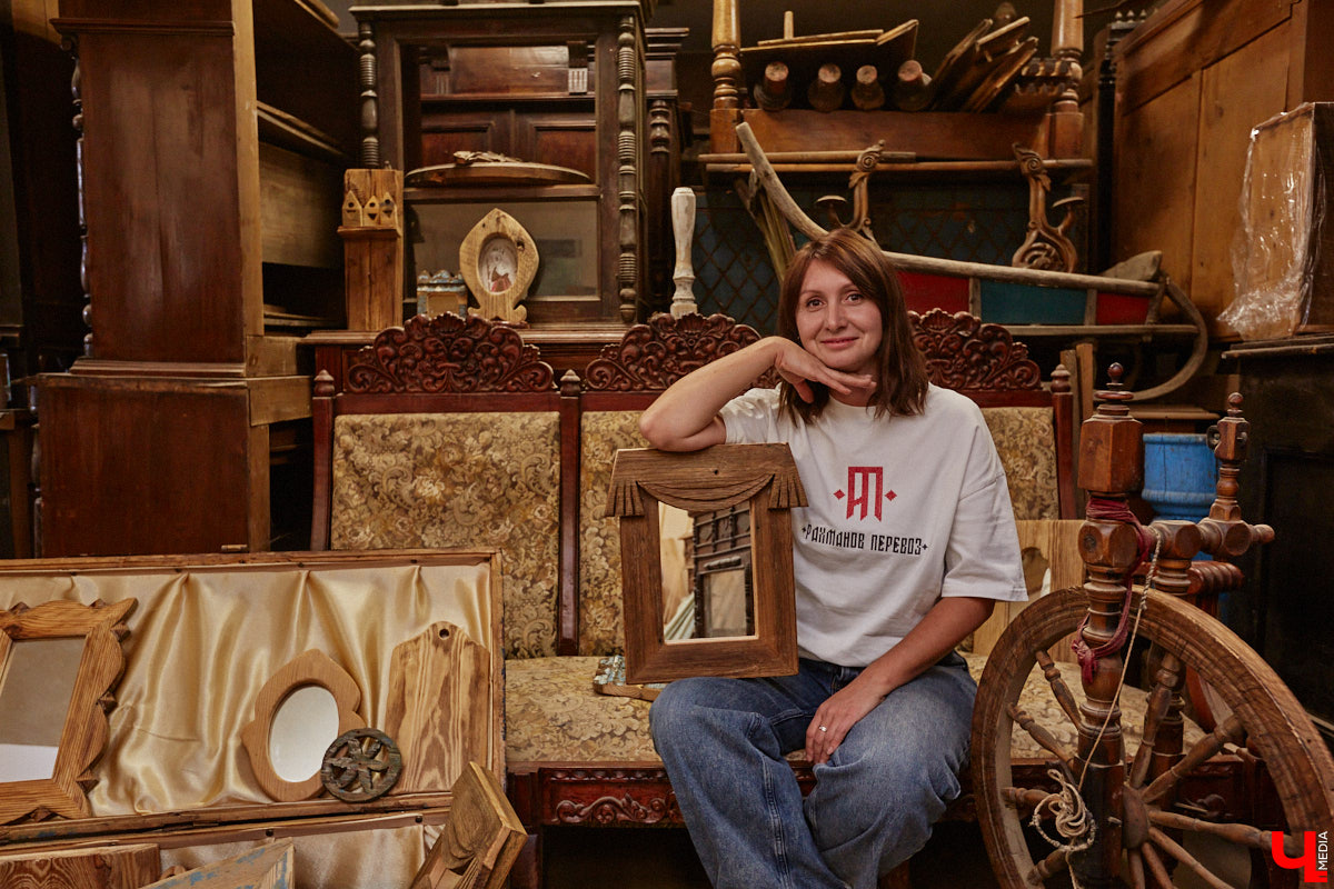 Реставраторы и мастера из местной артели оживляют деревянный раритет с 2023 года. Причем они не только возвращают ему прежний вид и утерянные функции, но также собирают из осколков прошлого, например частей заборов или наличников, авторские изделия. «Ключ-Медиа» навестил их обитель с массой интересных вещиц, сохранивших дух времени.