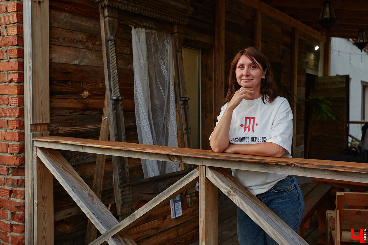 Реставраторы и мастера из местной артели оживляют деревянный раритет с 2023 года. Причем они не только возвращают ему прежний вид и утерянные функции, но также собирают из осколков прошлого, например частей заборов или наличников, авторские изделия. «Ключ-Медиа» навестил их обитель с массой интересных вещиц, сохранивших дух времени.