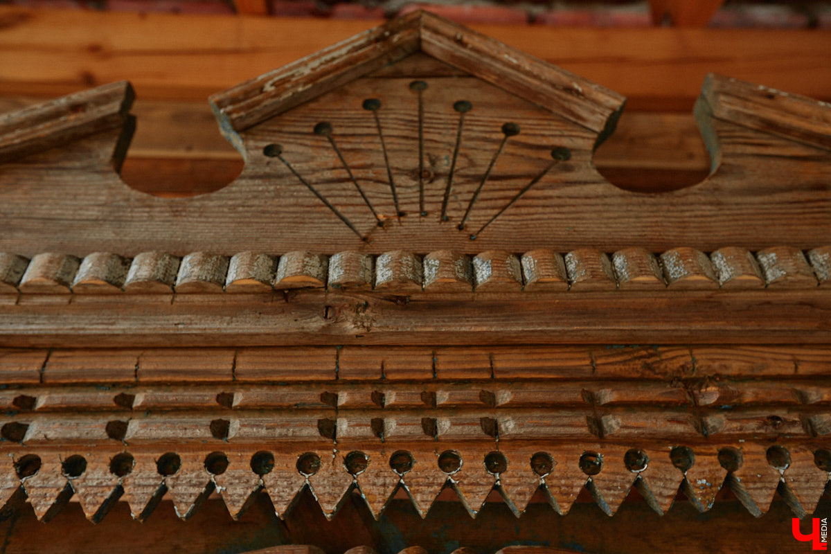 Реставраторы и мастера из местной артели оживляют деревянный раритет с 2023 года. Причем они не только возвращают ему прежний вид и утерянные функции, но также собирают из осколков прошлого, например частей заборов или наличников, авторские изделия. «Ключ-Медиа» навестил их обитель с массой интересных вещиц, сохранивших дух времени.