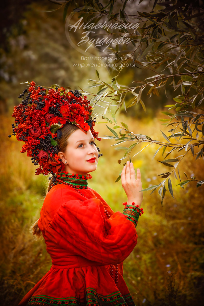 В Муроме живет художник по костюмам, чьи вручную собранные образы позволяют путешествовать во времени и отправляться в далекие миры. В коллекции Анастасии Бушиевой есть одеяния Белоснежки, Золушки, шикарных королев и султанов, славянских девушек и молодцов, красавиц эпохи Возрождения. Результаты трудов поражают масштабами и детализацией.