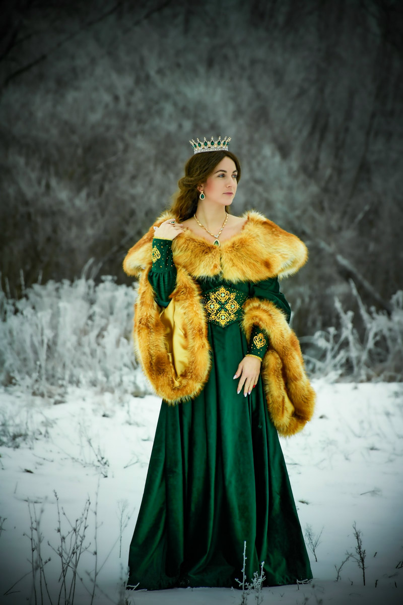 В Муроме живет художник по костюмам, чьи вручную собранные образы позволяют путешествовать во времени и отправляться в далекие миры. В коллекции Анастасии Бушиевой есть одеяния Белоснежки, Золушки, шикарных королев и султанов, славянских девушек и молодцов, красавиц эпохи Возрождения. Результаты трудов поражают масштабами и детализацией.