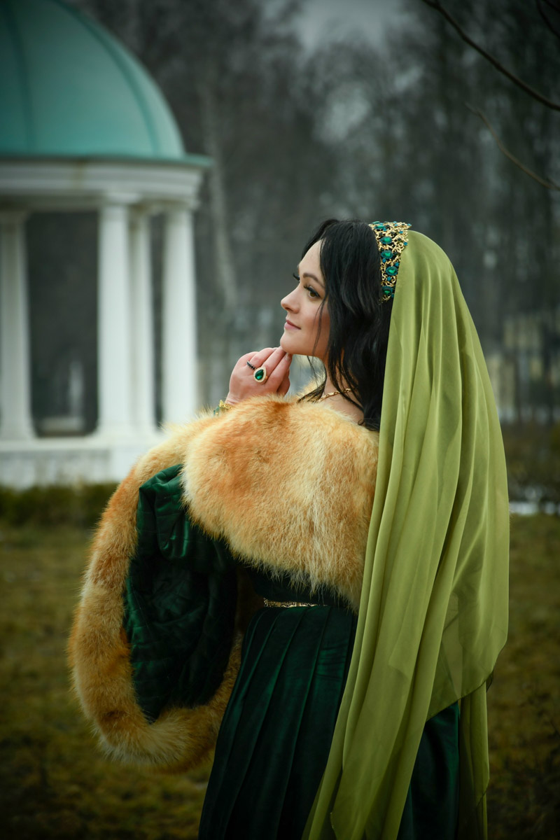 В Муроме живет художник по костюмам, чьи вручную собранные образы позволяют путешествовать во времени и отправляться в далекие миры. В коллекции Анастасии Бушиевой есть одеяния Белоснежки, Золушки, шикарных королев и султанов, славянских девушек и молодцов, красавиц эпохи Возрождения. Результаты трудов поражают масштабами и детализацией.