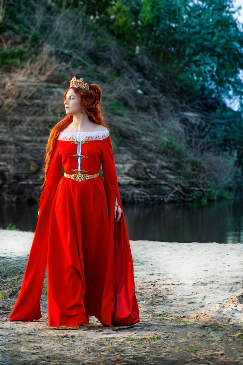 В Муроме живет художник по костюмам, чьи вручную собранные образы позволяют путешествовать во времени и отправляться в далекие миры. В коллекции Анастасии Бушиевой есть одеяния Белоснежки, Золушки, шикарных королев и султанов, славянских девушек и молодцов, красавиц эпохи Возрождения. Результаты трудов поражают масштабами и детализацией.