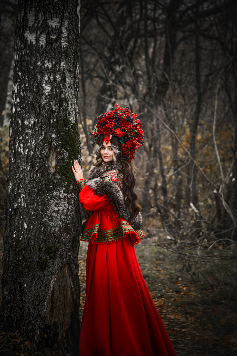 В Муроме живет художник по костюмам, чьи вручную собранные образы позволяют путешествовать во времени и отправляться в далекие миры. В коллекции Анастасии Бушиевой есть одеяния Белоснежки, Золушки, шикарных королев и султанов, славянских девушек и молодцов, красавиц эпохи Возрождения. Результаты трудов поражают масштабами и детализацией.