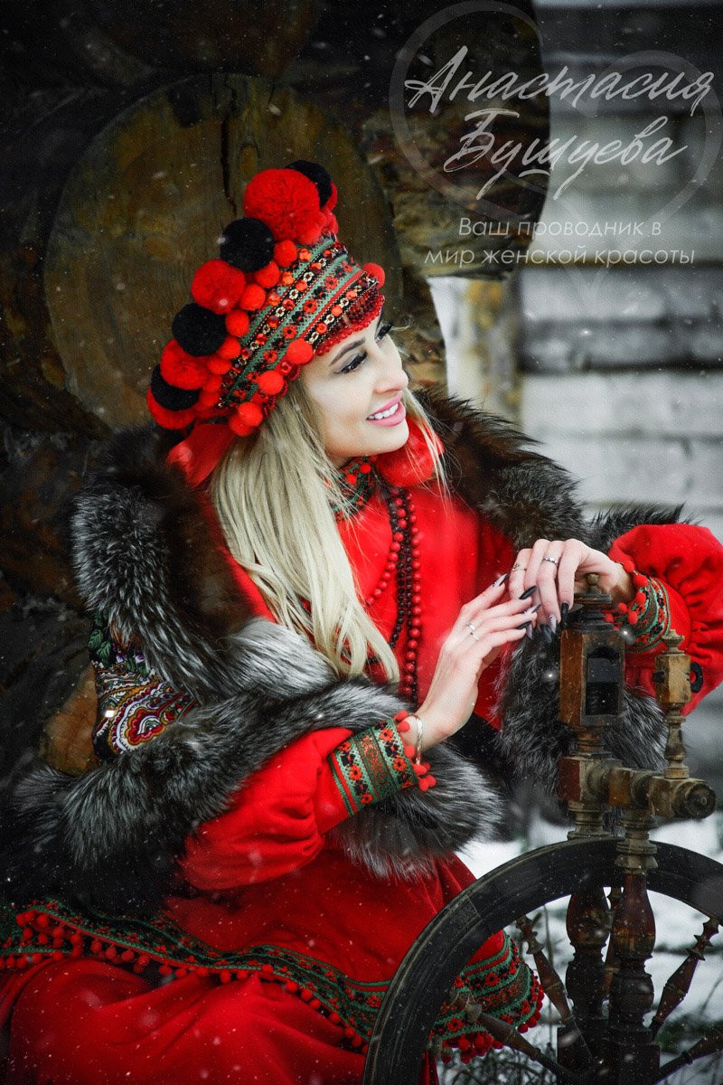 В Муроме живет художник по костюмам, чьи вручную собранные образы позволяют путешествовать во времени и отправляться в далекие миры. В коллекции Анастасии Бушиевой есть одеяния Белоснежки, Золушки, шикарных королев и султанов, славянских девушек и молодцов, красавиц эпохи Возрождения. Результаты трудов поражают масштабами и детализацией.