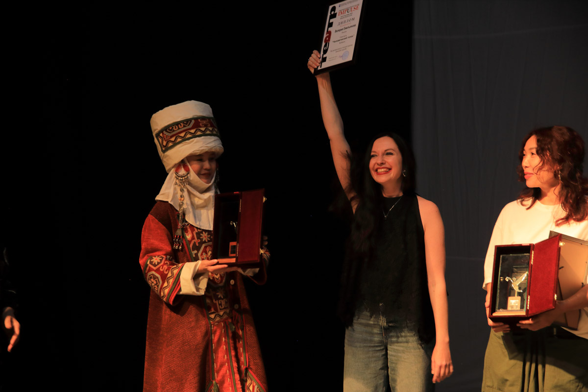 Актриса и режиссер Валерия Емельянова уже давно перестала быть просто «именем на афише», обретя новое дыхание в формате моноспектакля. Ее «Человеческий голос» вновь оценили по заслугам. На юбилейном X международном фестивале «Импульс» в Бишкеке постановка получила сразу две награды. Мы поговорили с Валерией о том, чем этот показ не похож на другие, как играть перед «закрытым» зрителем и что случилось на ретрите у Иссык-Куля.