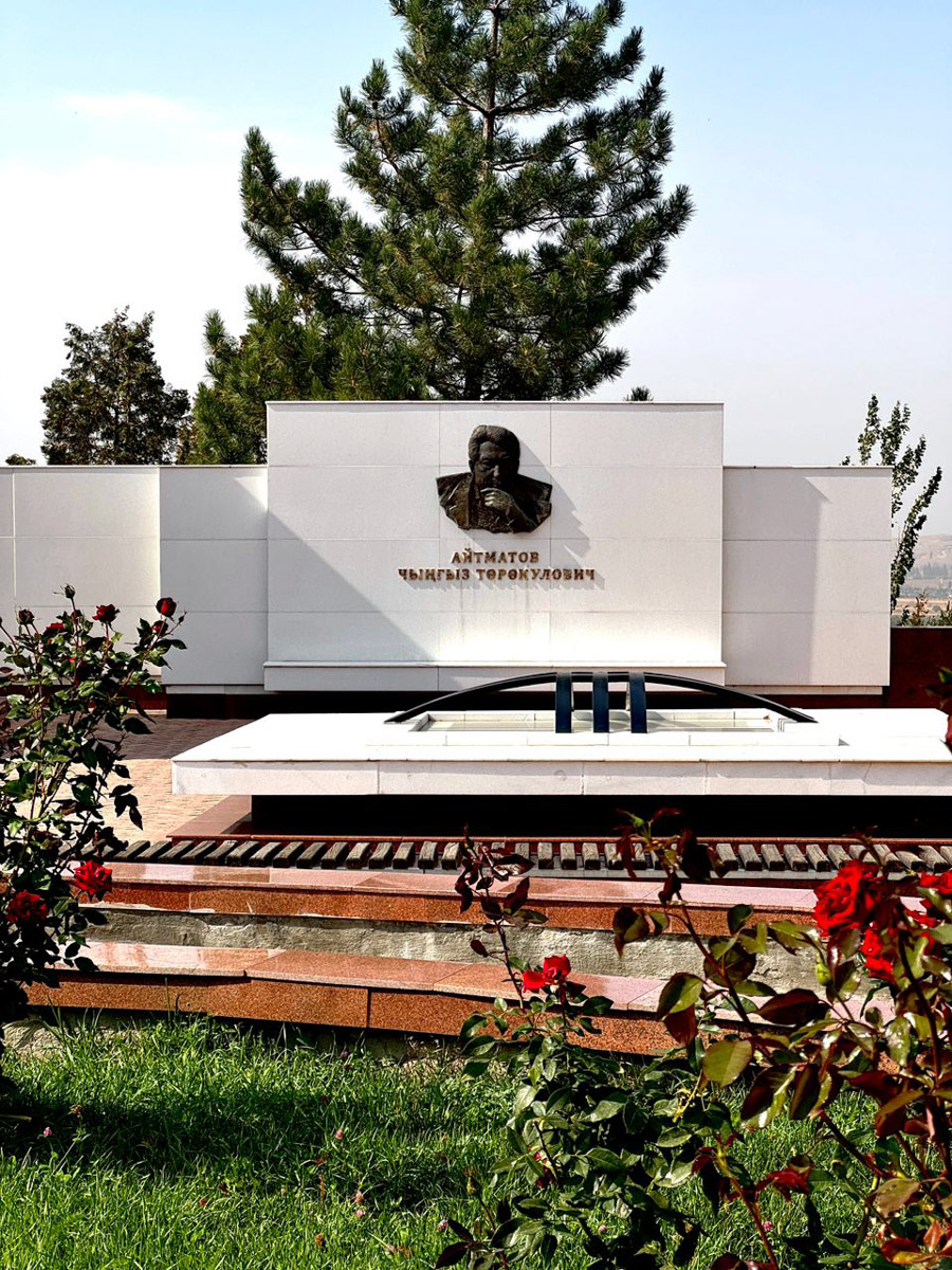 Актриса и режиссер Валерия Емельянова уже давно перестала быть просто «именем на афише», обретя новое дыхание в формате моноспектакля. Ее «Человеческий голос» вновь оценили по заслугам. На юбилейном X международном фестивале «Импульс» в Бишкеке постановка получила сразу две награды. Мы поговорили с Валерией о том, чем этот показ не похож на другие, как играть перед «закрытым» зрителем и что случилось на ретрите у Иссык-Куля.