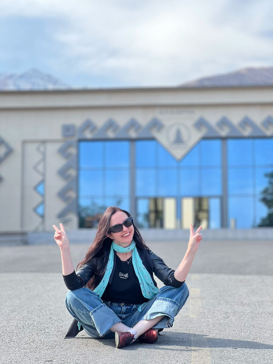 Актриса и режиссер Валерия Емельянова уже давно перестала быть просто «именем на афише», обретя новое дыхание в формате моноспектакля. Ее «Человеческий голос» вновь оценили по заслугам. На юбилейном X международном фестивале «Импульс» в Бишкеке постановка получила сразу две награды. Мы поговорили с Валерией о том, чем этот показ не похож на другие, как играть перед «закрытым» зрителем и что случилось на ретрите у Иссык-Куля.