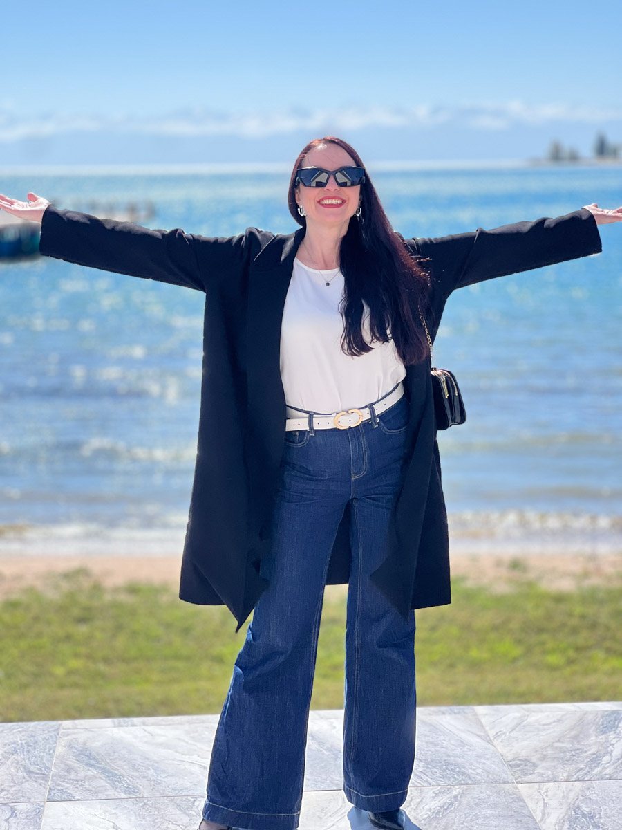 Актриса и режиссер Валерия Емельянова уже давно перестала быть просто «именем на афише», обретя новое дыхание в формате моноспектакля. Ее «Человеческий голос» вновь оценили по заслугам. На юбилейном X международном фестивале «Импульс» в Бишкеке постановка получила сразу две награды. Мы поговорили с Валерией о том, чем этот показ не похож на другие, как играть перед «закрытым» зрителем и что случилось на ретрите у Иссык-Куля.