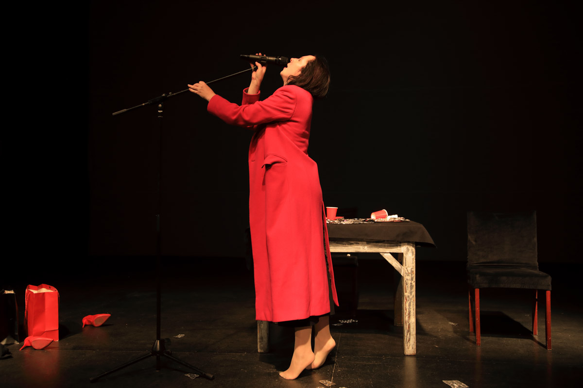 Актриса и режиссер Валерия Емельянова уже давно перестала быть просто «именем на афише», обретя новое дыхание в формате моноспектакля. Ее «Человеческий голос» вновь оценили по заслугам. На юбилейном X международном фестивале «Импульс» в Бишкеке постановка получила сразу две награды. Мы поговорили с Валерией о том, чем этот показ не похож на другие, как играть перед «закрытым» зрителем и что случилось на ретрите у Иссык-Куля.