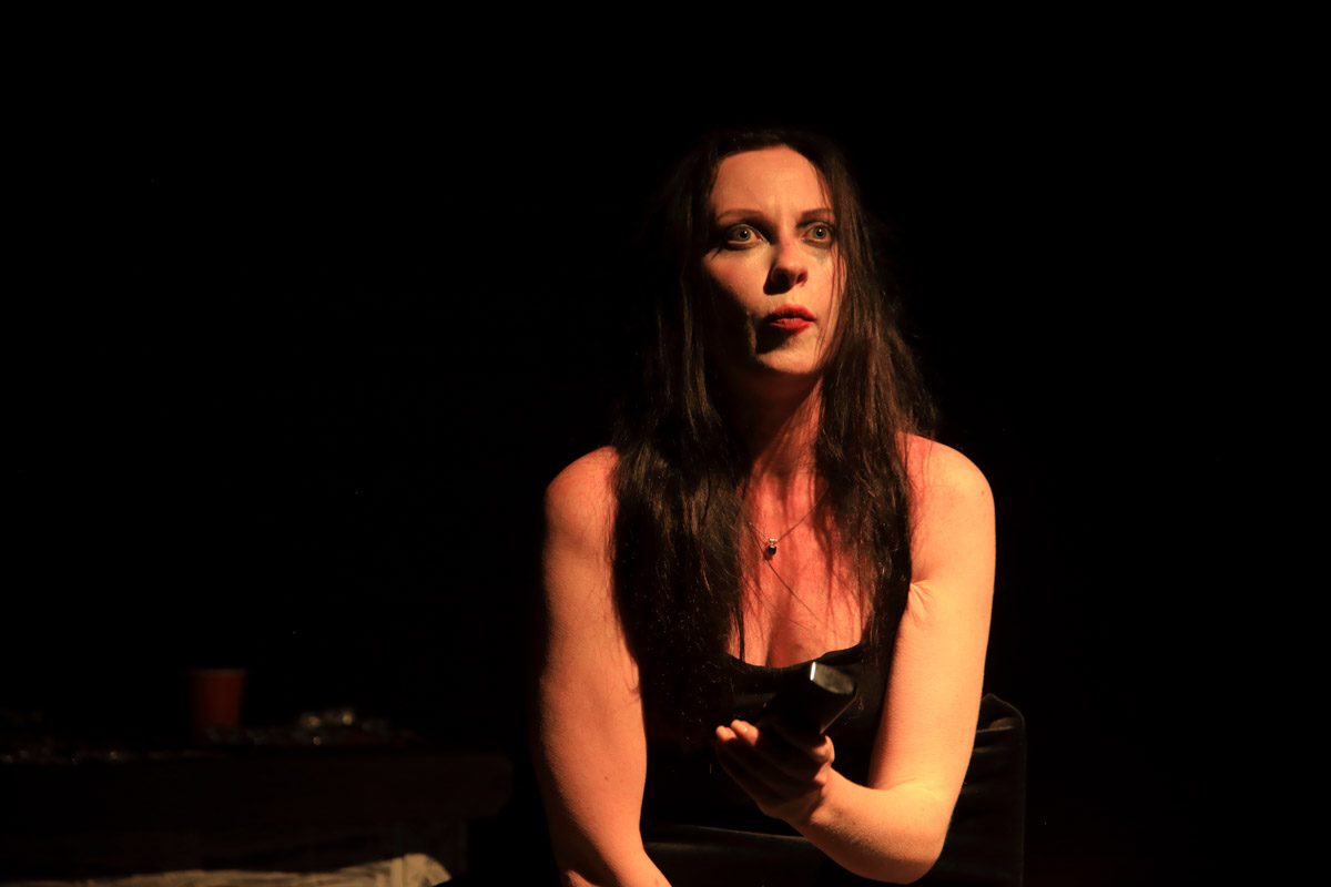 Актриса и режиссер Валерия Емельянова уже давно перестала быть просто «именем на афише», обретя новое дыхание в формате моноспектакля. Ее «Человеческий голос» вновь оценили по заслугам. На юбилейном X международном фестивале «Импульс» в Бишкеке постановка получила сразу две награды. Мы поговорили с Валерией о том, чем этот показ не похож на другие, как играть перед «закрытым» зрителем и что случилось на ретрите у Иссык-Куля.