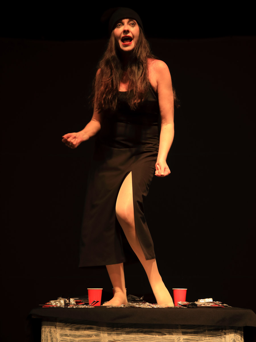 Актриса и режиссер Валерия Емельянова уже давно перестала быть просто «именем на афише», обретя новое дыхание в формате моноспектакля. Ее «Человеческий голос» вновь оценили по заслугам. На юбилейном X международном фестивале «Импульс» в Бишкеке постановка получила сразу две награды. Мы поговорили с Валерией о том, чем этот показ не похож на другие, как играть перед «закрытым» зрителем и что случилось на ретрите у Иссык-Куля.