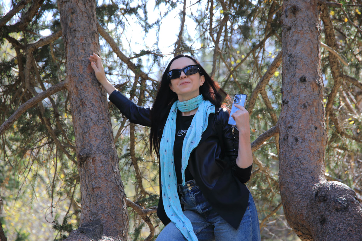 Актриса и режиссер Валерия Емельянова уже давно перестала быть просто «именем на афише», обретя новое дыхание в формате моноспектакля. Ее «Человеческий голос» вновь оценили по заслугам. На юбилейном X международном фестивале «Импульс» в Бишкеке постановка получила сразу две награды. Мы поговорили с Валерией о том, чем этот показ не похож на другие, как играть перед «закрытым» зрителем и что случилось на ретрите у Иссык-Куля.