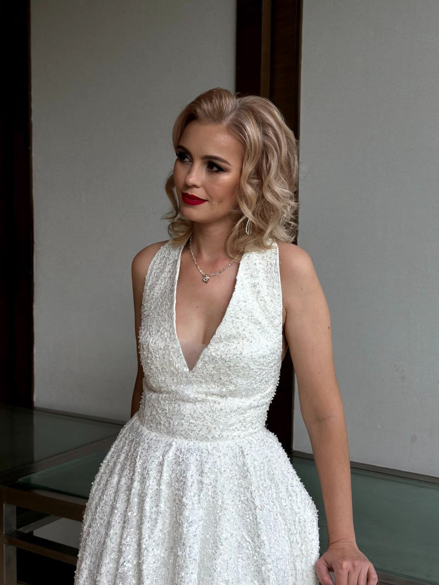 На международном соревновании в Индии Miss & Mrs United Nations на пьедестал взошла суздальская красавица Татьяна Давыдова. На прошлой неделе она добавила титул «Вторая Вице-миссис United Nations — 2025» к своим уже имеющимся «Миссис Владимирская земля Гранд — 2025» и «Достояние России — 2025». Подробнее об участии девушки в состязании и завоеванном месте — в материале «Ключ-Медиа».