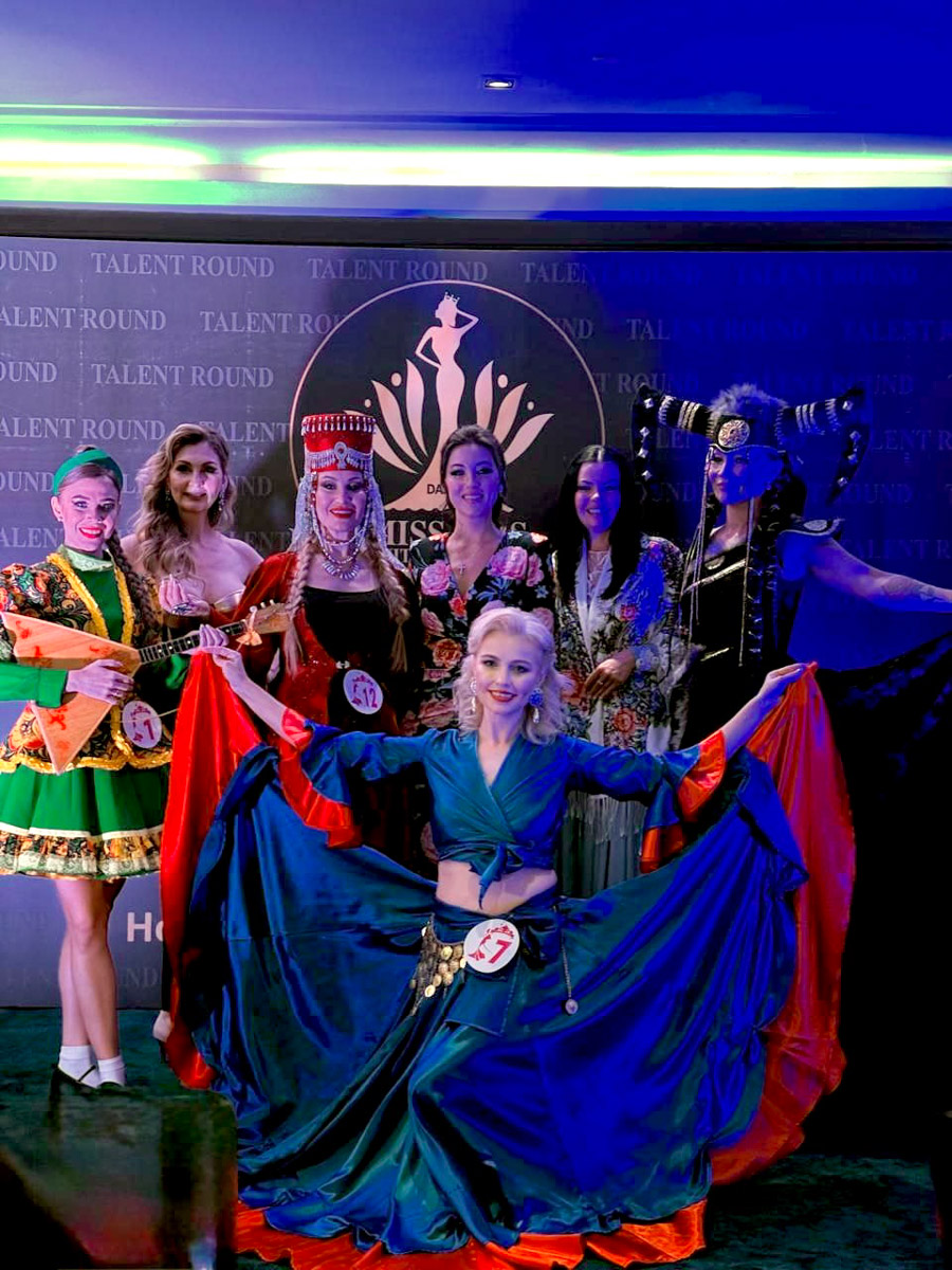 На международном соревновании в Индии Miss & Mrs United Nations на пьедестал взошла суздальская красавица Татьяна Давыдова. На прошлой неделе она добавила титул «Вторая Вице-миссис United Nations — 2025» к своим уже имеющимся «Миссис Владимирская земля Гранд — 2025» и «Достояние России — 2025». Подробнее об участии девушки в состязании и завоеванном месте — в материале «Ключ-Медиа».