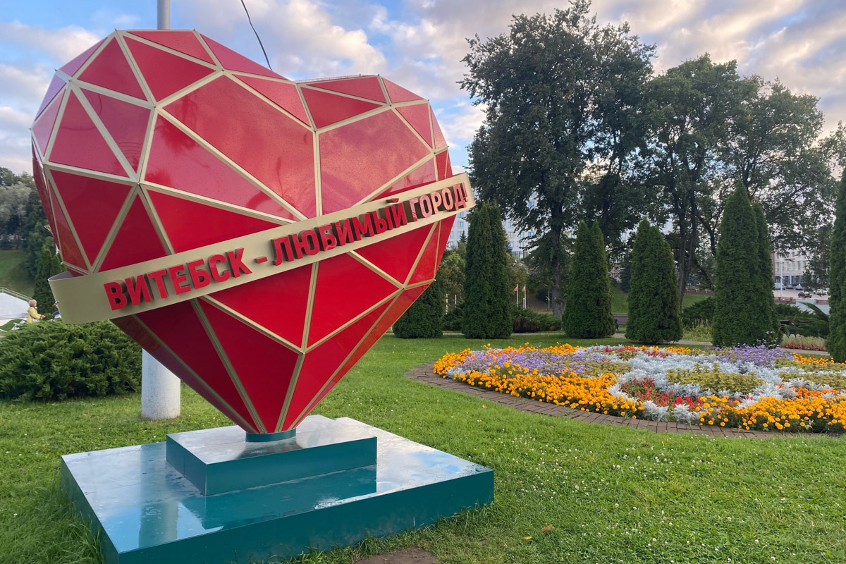 Путешествия бывают спланированными, а бывают спонтанными. Вторые вносят в размеренные будни нотку авантюризма и приключений. Витебск — один из самых живописных и романтичных городов современной Беларуси, куда стоит съездить, чтобы полюбоваться видами Западной Двины, отведать драников и ощутить творческую атмосферу места, где провел детство и юность величайший художник-авангардист Марк Шагал.